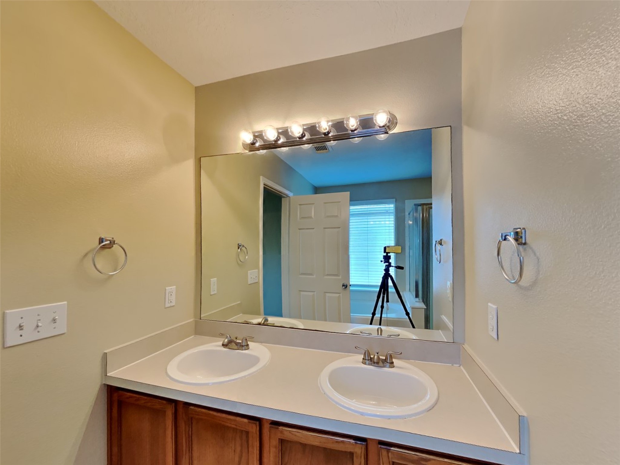 18322 Valiant Brook Court Humble, TX 77346 - Photo 8 of 20 a bathroom with a sink and a mirror