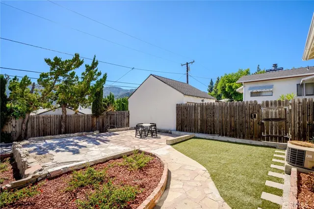 a view of a backyard