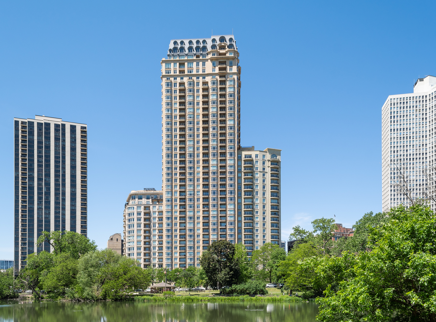 2550 North Lakeview Avenue, Unit S1405, Chicago, IL 60614 Compass