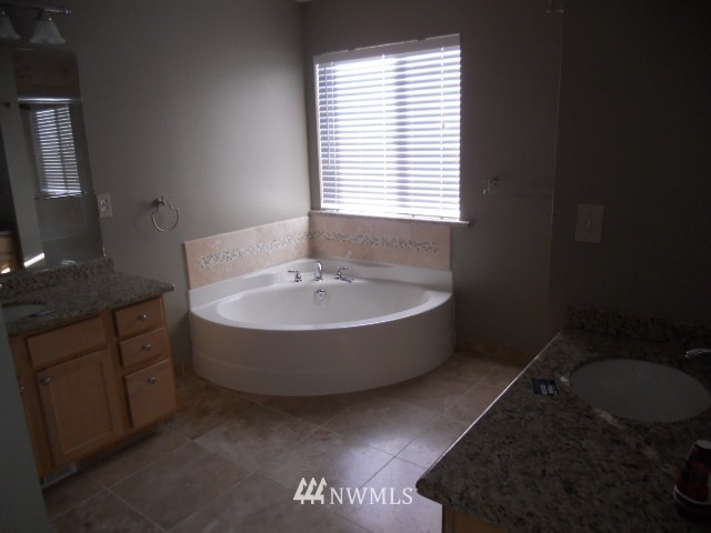 28032 Maple Ridge Way Southeast Maple Valley, WA 98038 - Photo 13 of 21