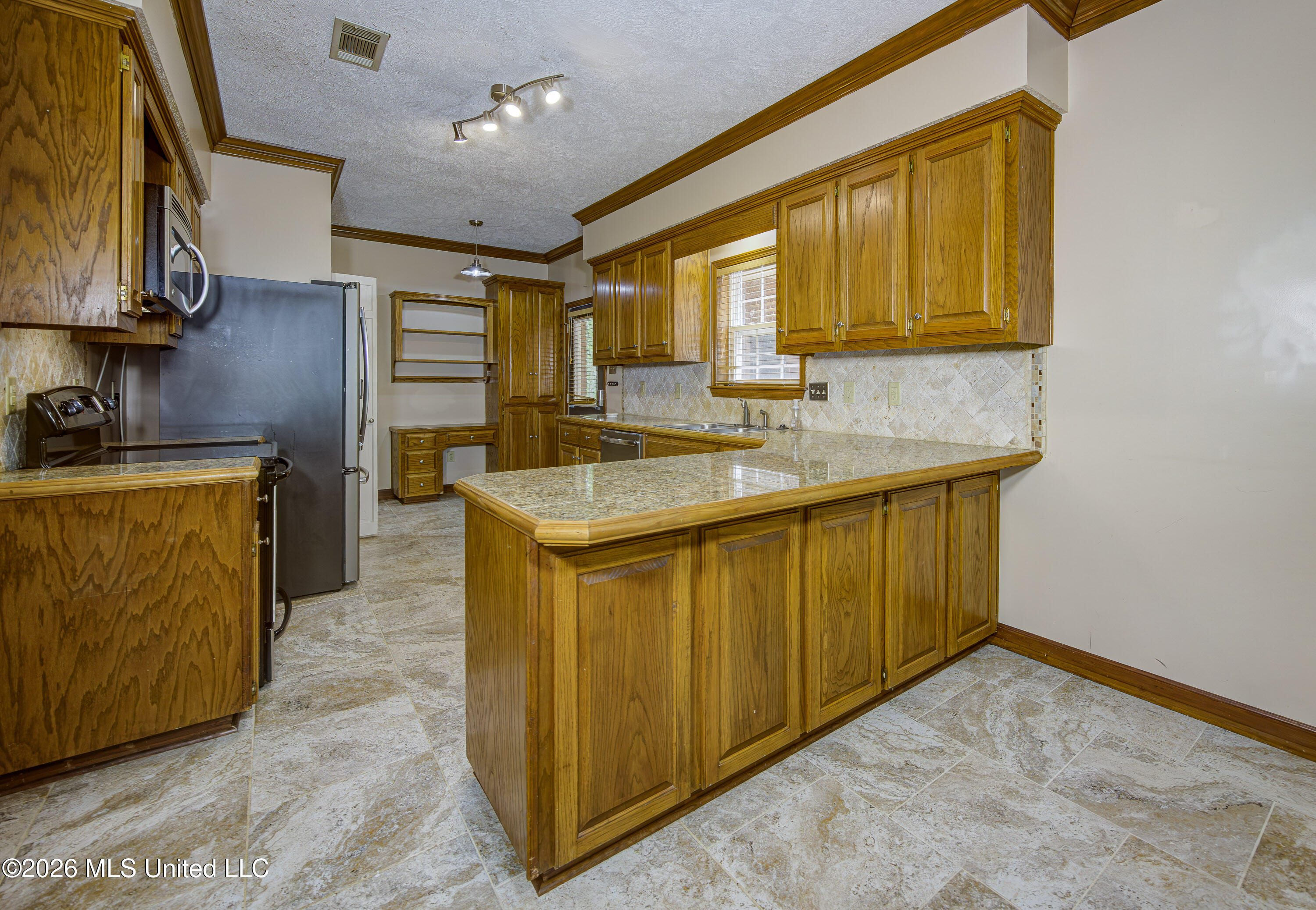 6003 Queens Point Vicksburg, MS 39180 - Photo 18 of 47 Kitchen Breakfast Nook and Kitchen