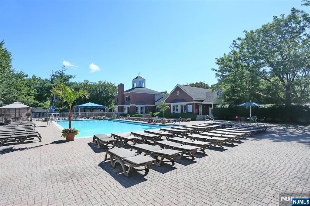 202 Jefferson Court, Unit 202 Edgewater, NJ 07020 - Photo 5 of 6