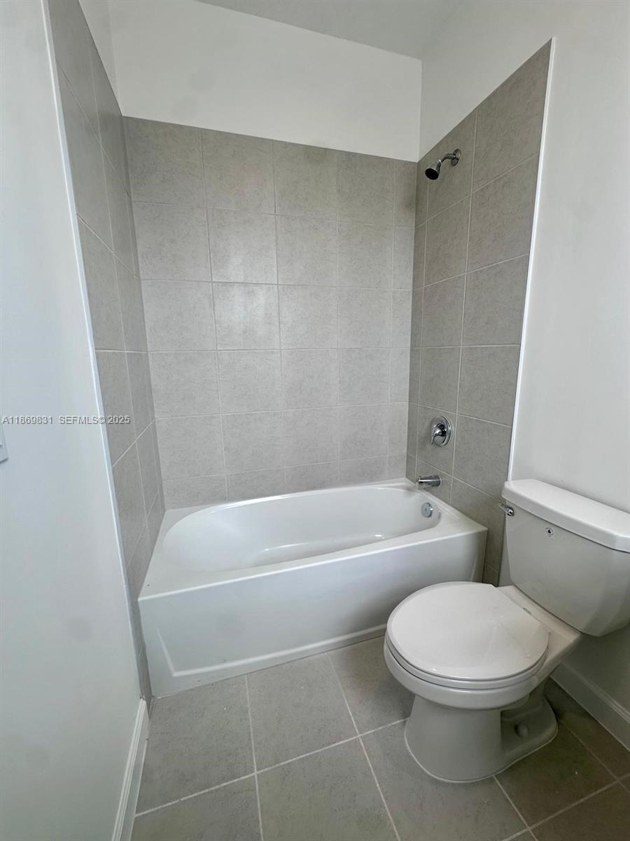 35702 Southwest 178th Court, Unit 35702 Homestead, FL 33034 - Photo 32 of 38 a bathroom with a toilet a sink and bathtub