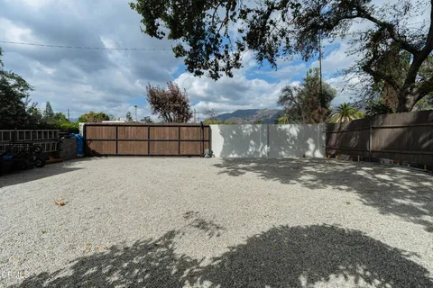 a view of a backyard