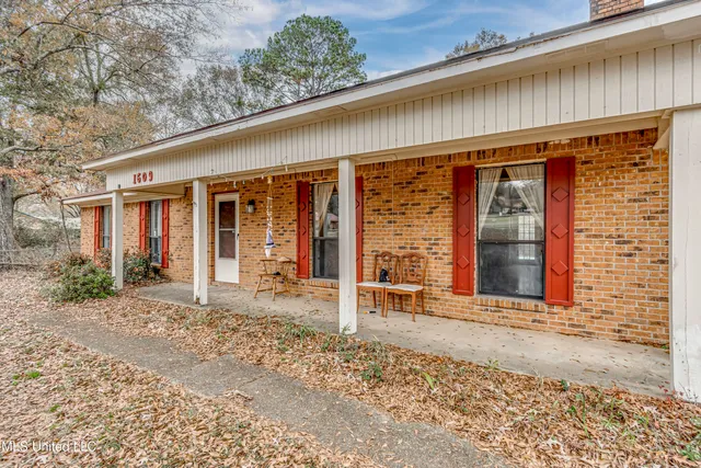 $255,000 | 1609 Old Vicksburg Road, Clinton, MS 39056