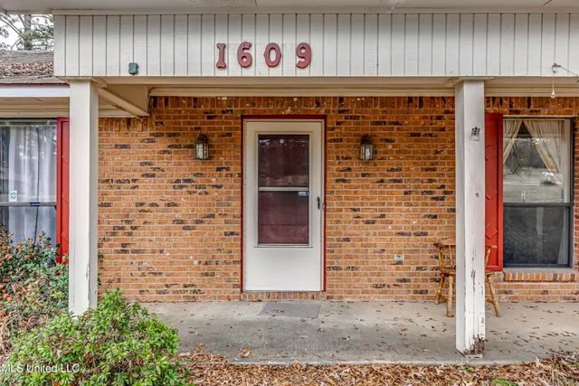 $255,000 | 1609 Old Vicksburg Road, Clinton, MS 39056