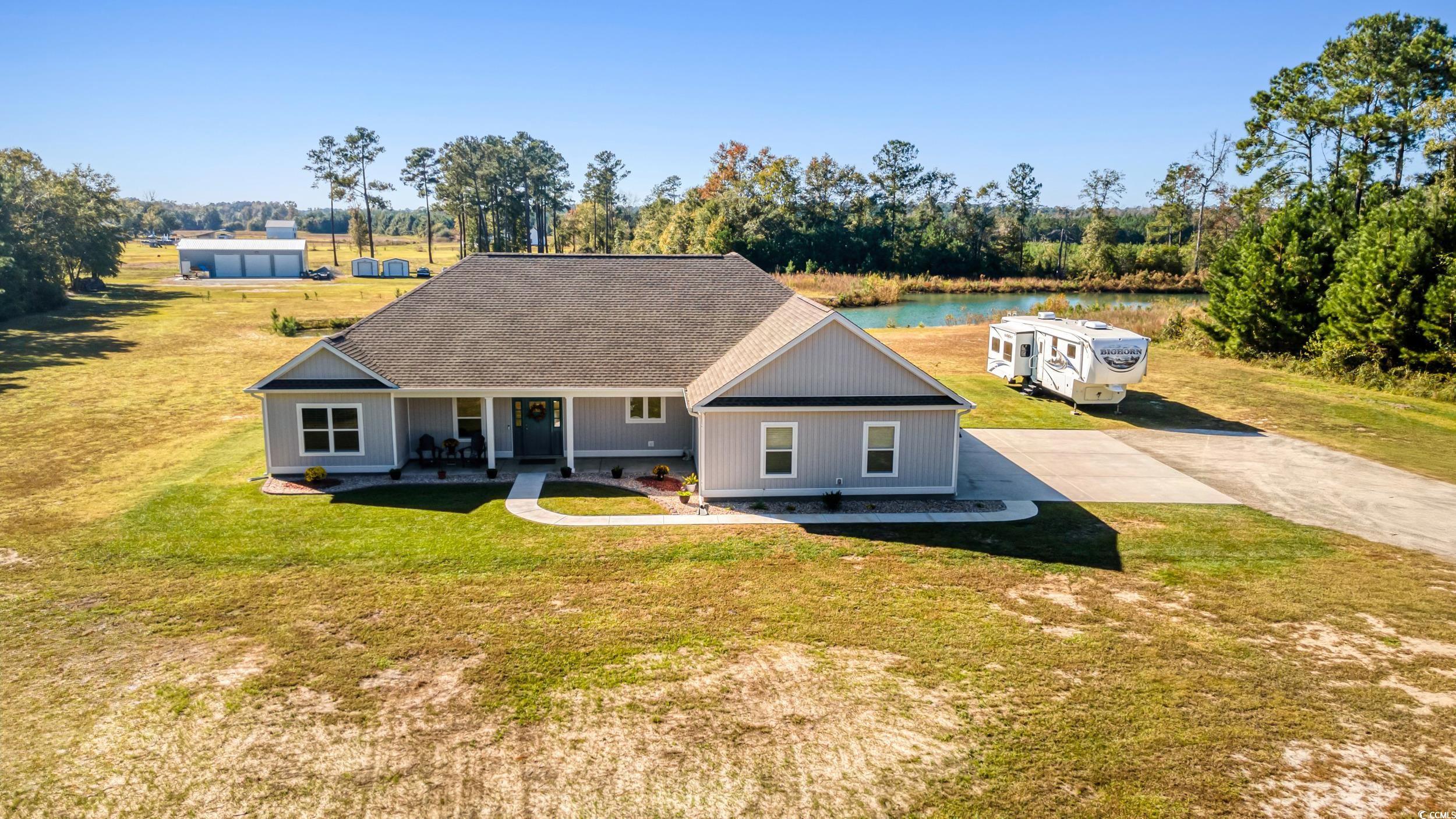 View of front facade featuring a front yard and a