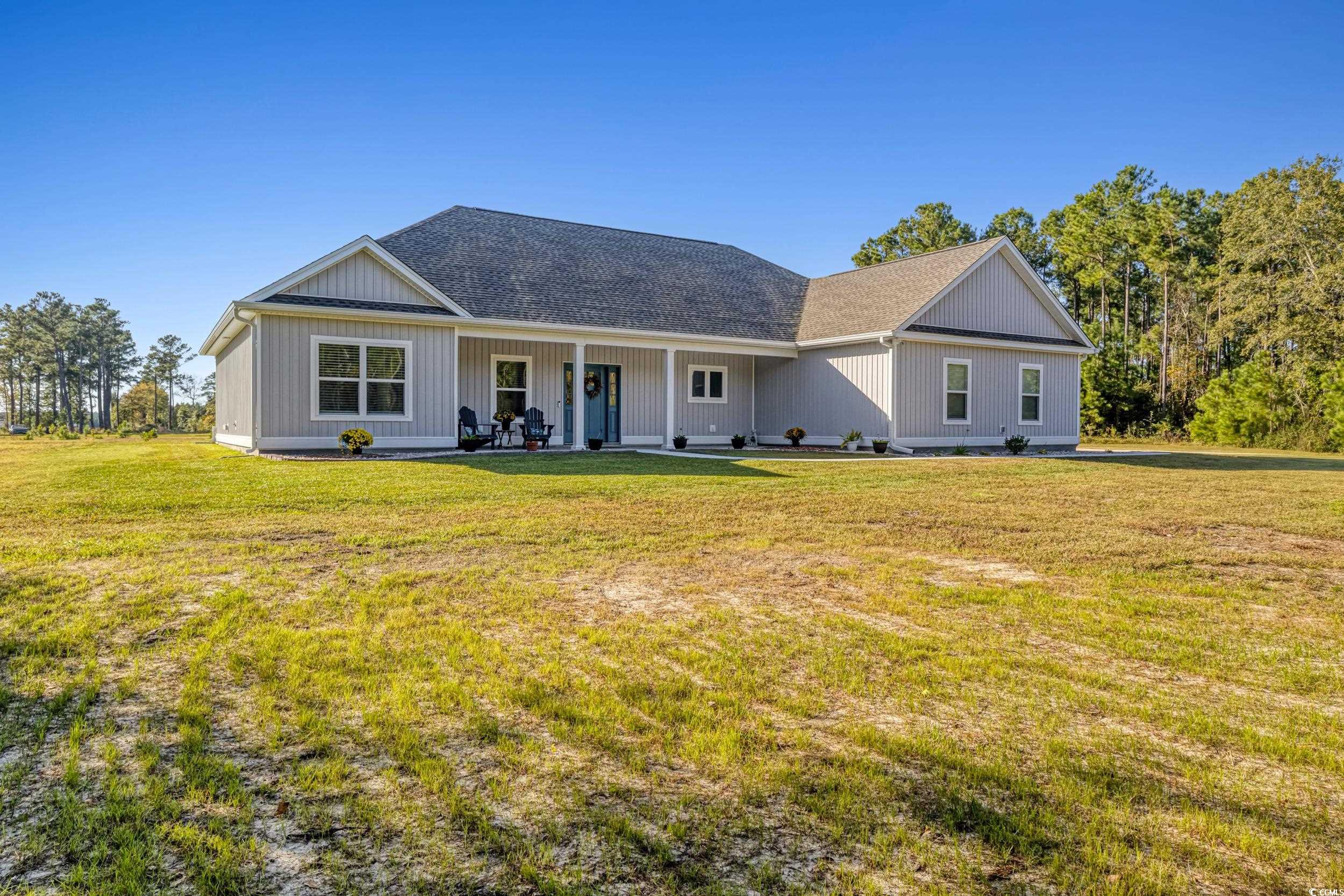 Ranch-style house featuring a front yard