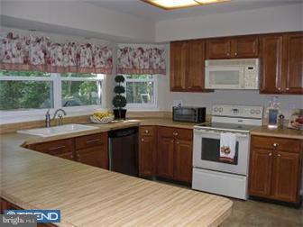 9 Woodbrook Road Voorhees, NJ 08043 - Photo 3 of 12 Kitchen