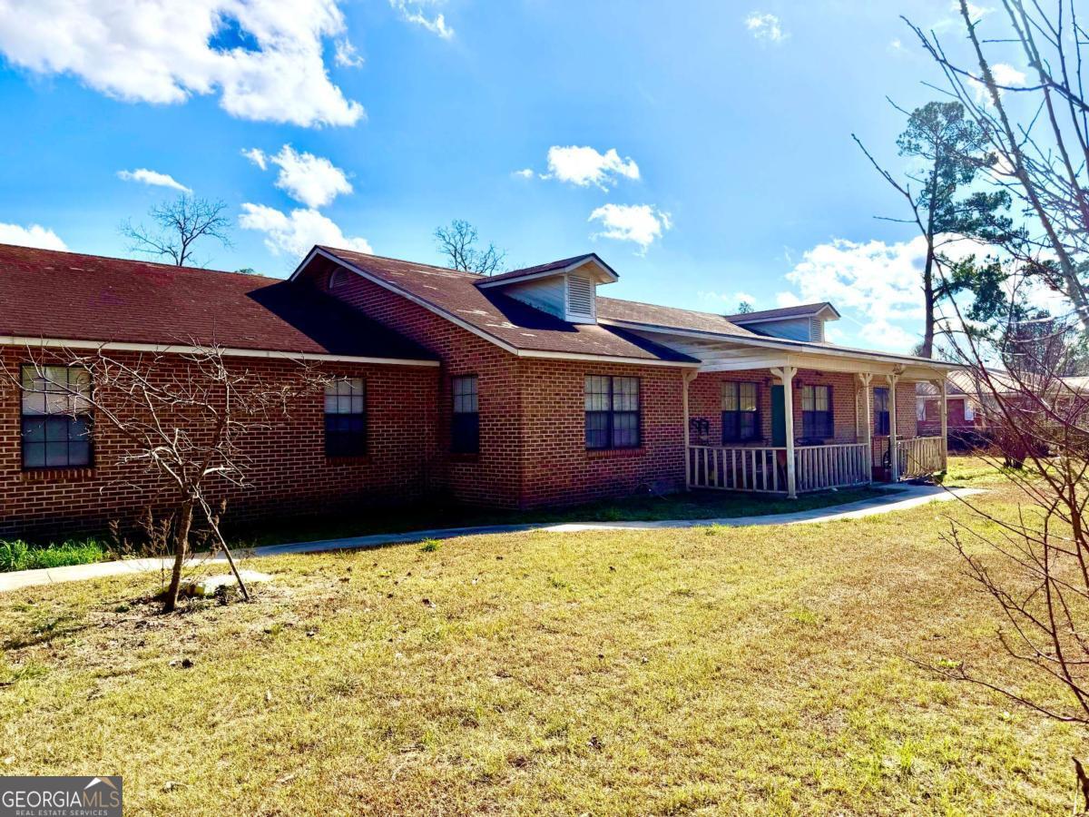 a view of a house with a yard