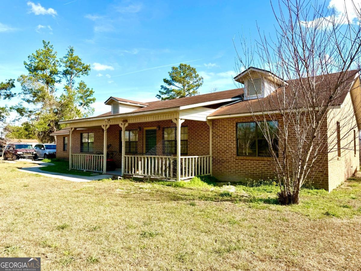 33 Hester Street Hazlehurst, GA 31539 - Photo 6 of 11 a front view of a house with a garden