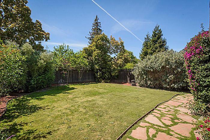27 Clarendon Road Burlingame, CA 94010 - Photo 3 of 21 a backyard of a house