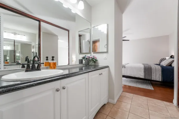 a en suite bathroom with a double vanity sink and a mirror