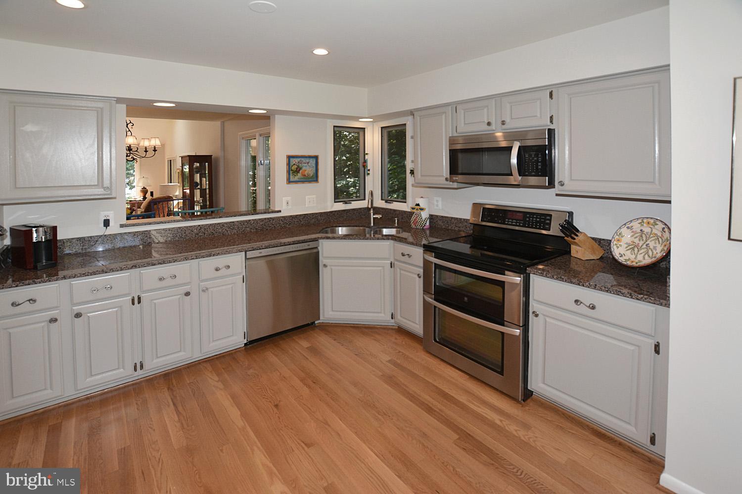 11615 Chapel Cross Way Reston, VA 20194 - Photo 14 of 40 Lovely painted cabinetry!