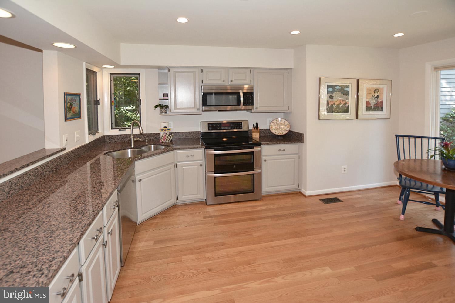 11615 Chapel Cross Way Reston, VA 20194 - Photo 15 of 40 Upgraded granite countertops
