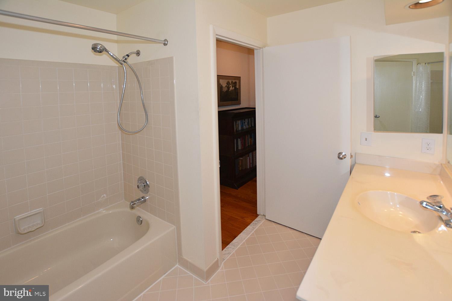 11615 Chapel Cross Way Reston, VA 20194 - Photo 29 of 40 Upper level full bath