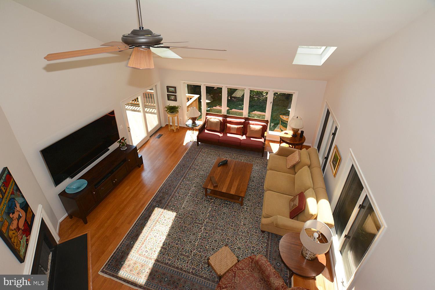 11615 Chapel Cross Way Reston, VA 20194 - Photo 5 of 40 Light and bright!