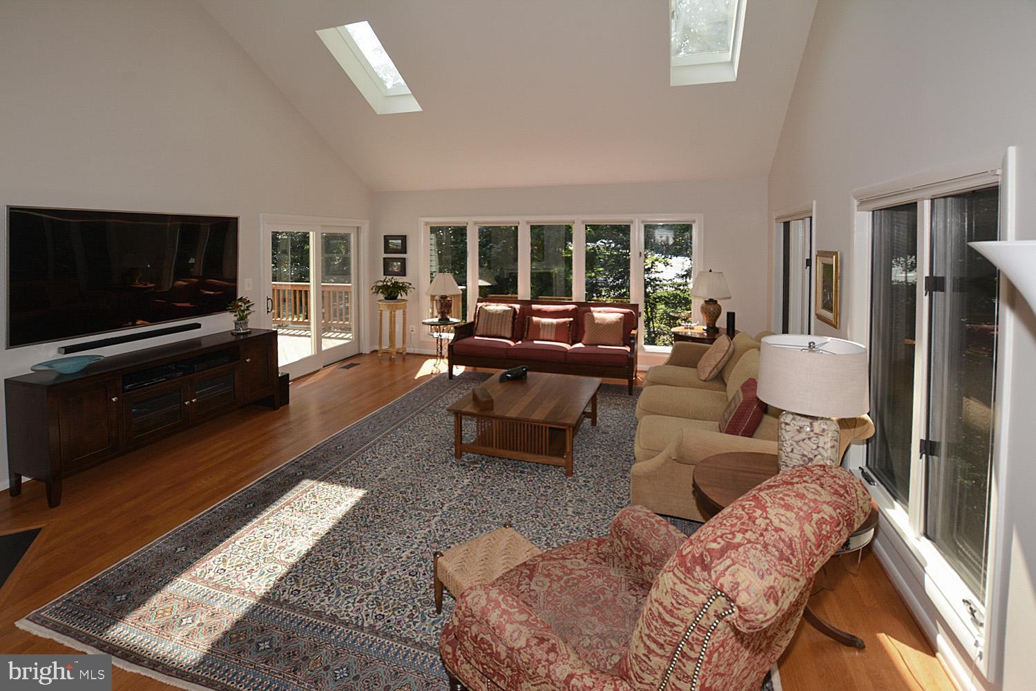 11615 Chapel Cross Way Reston, VA 20194 - Photo 6 of 40 Expansive windows and skylights!