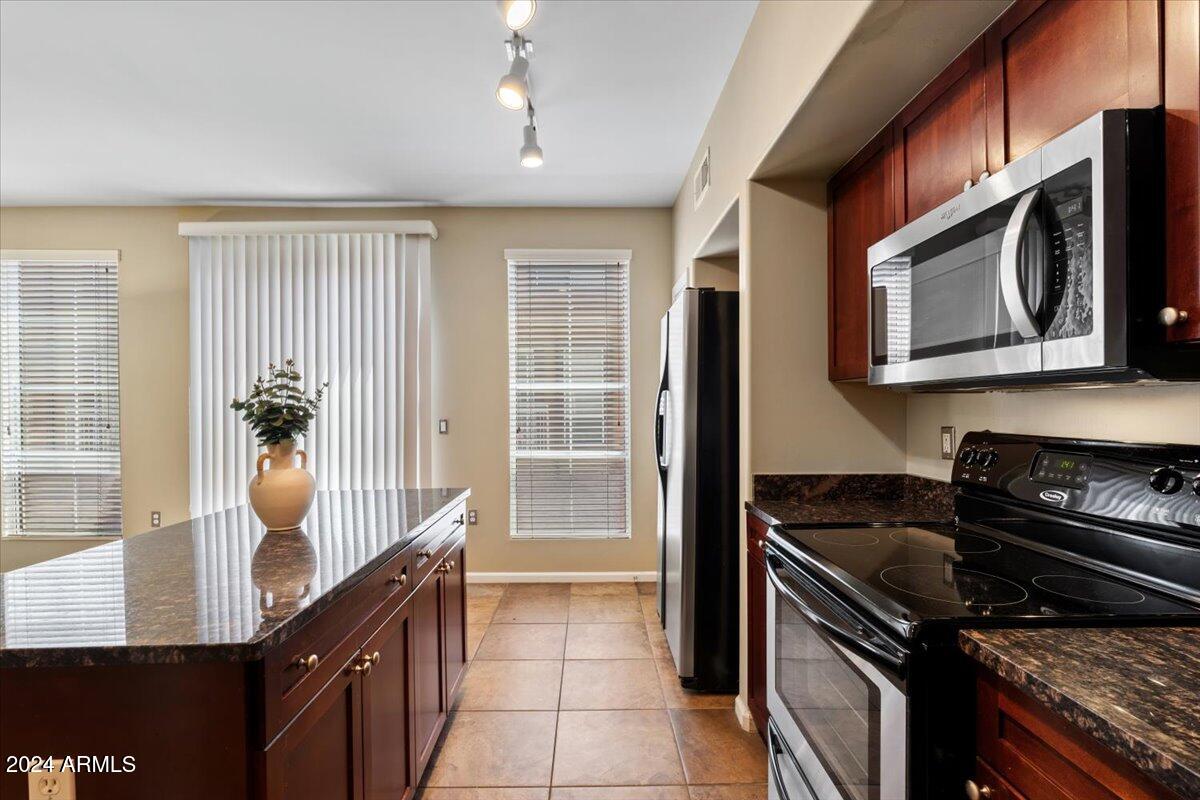 1920 East Bell Road, Unit 1083 Phoenix, AZ 85022 - Photo 7 of 24 07-Kitchen