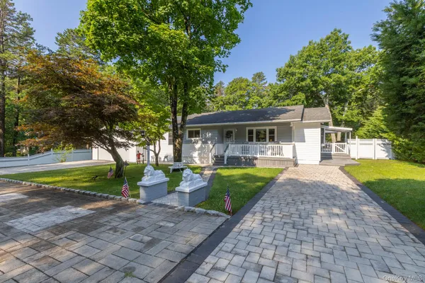 $650,000 | 276 Parkway Drive, Calverton, NY 11933