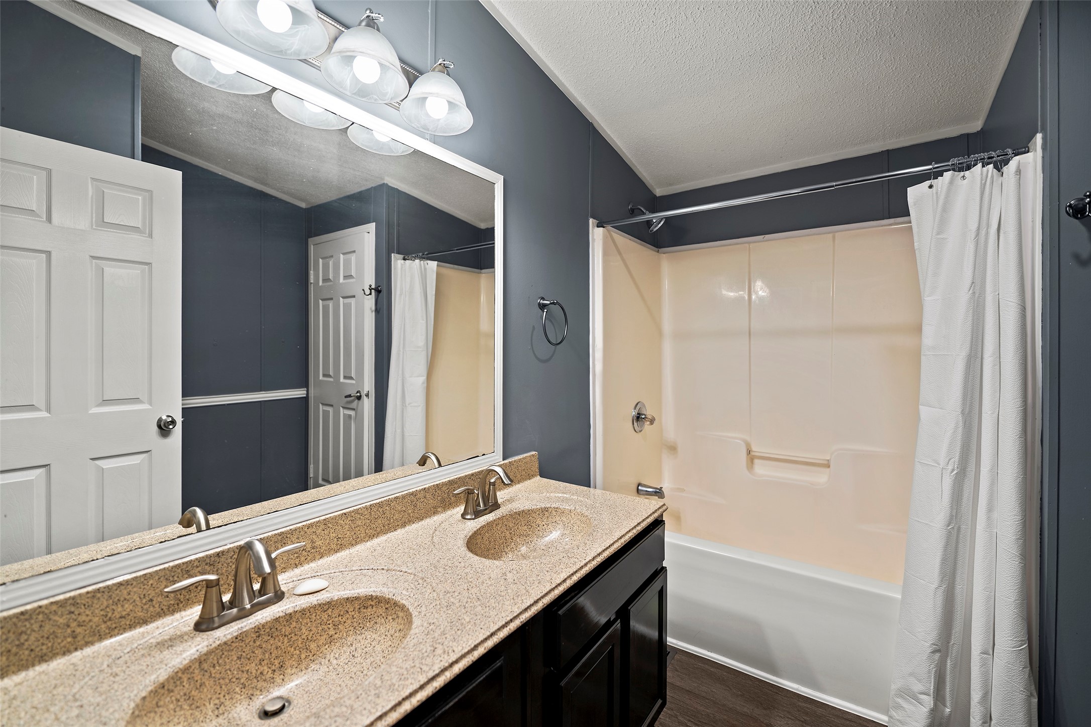 15411 Treichel Road Tomball, TX 77377 - Photo 19 of 24 Second Bathroom