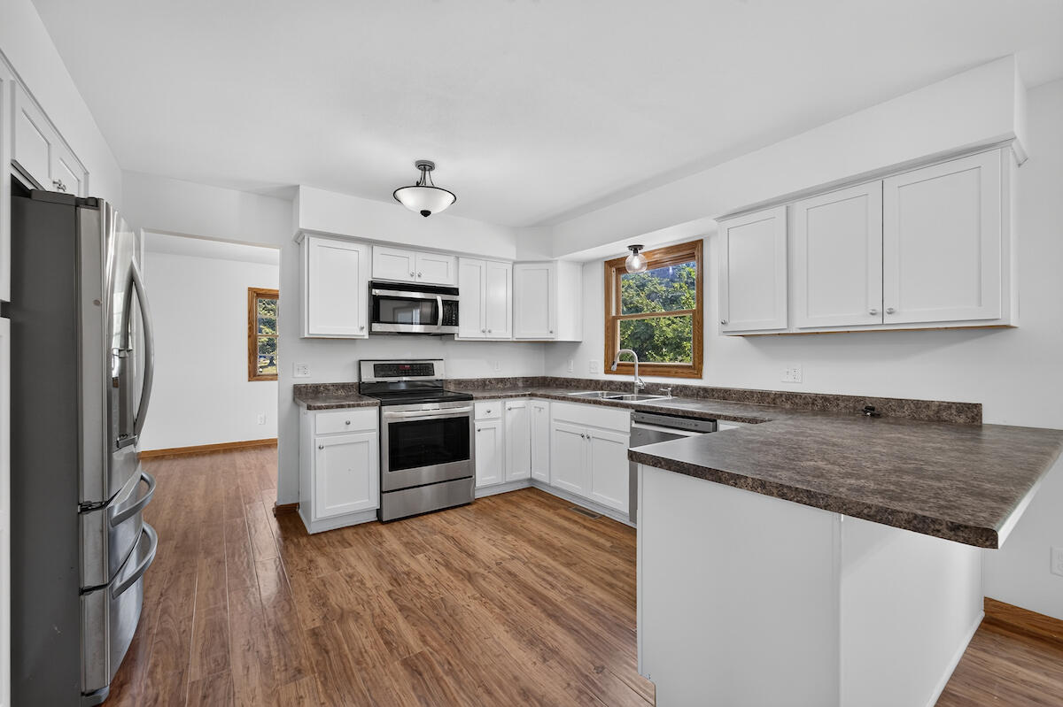 5417 Sandhill Road Caledonia, WI 53402 - Photo 8 of 29 Kitchen