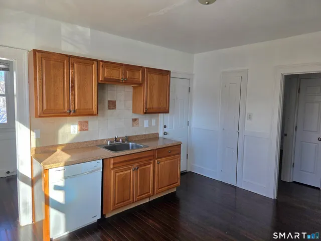 $1,600 | 219 Columbia Street, Unit 2, New Britain, CT 06052