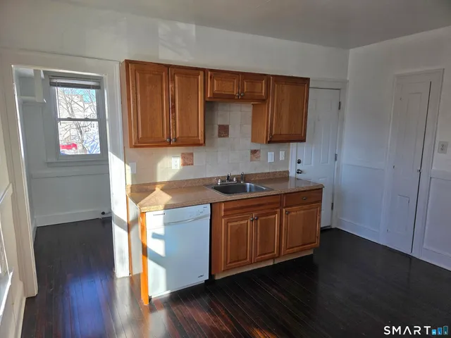 $1,600 | 219 Columbia Street, Unit 2, New Britain, CT 06052