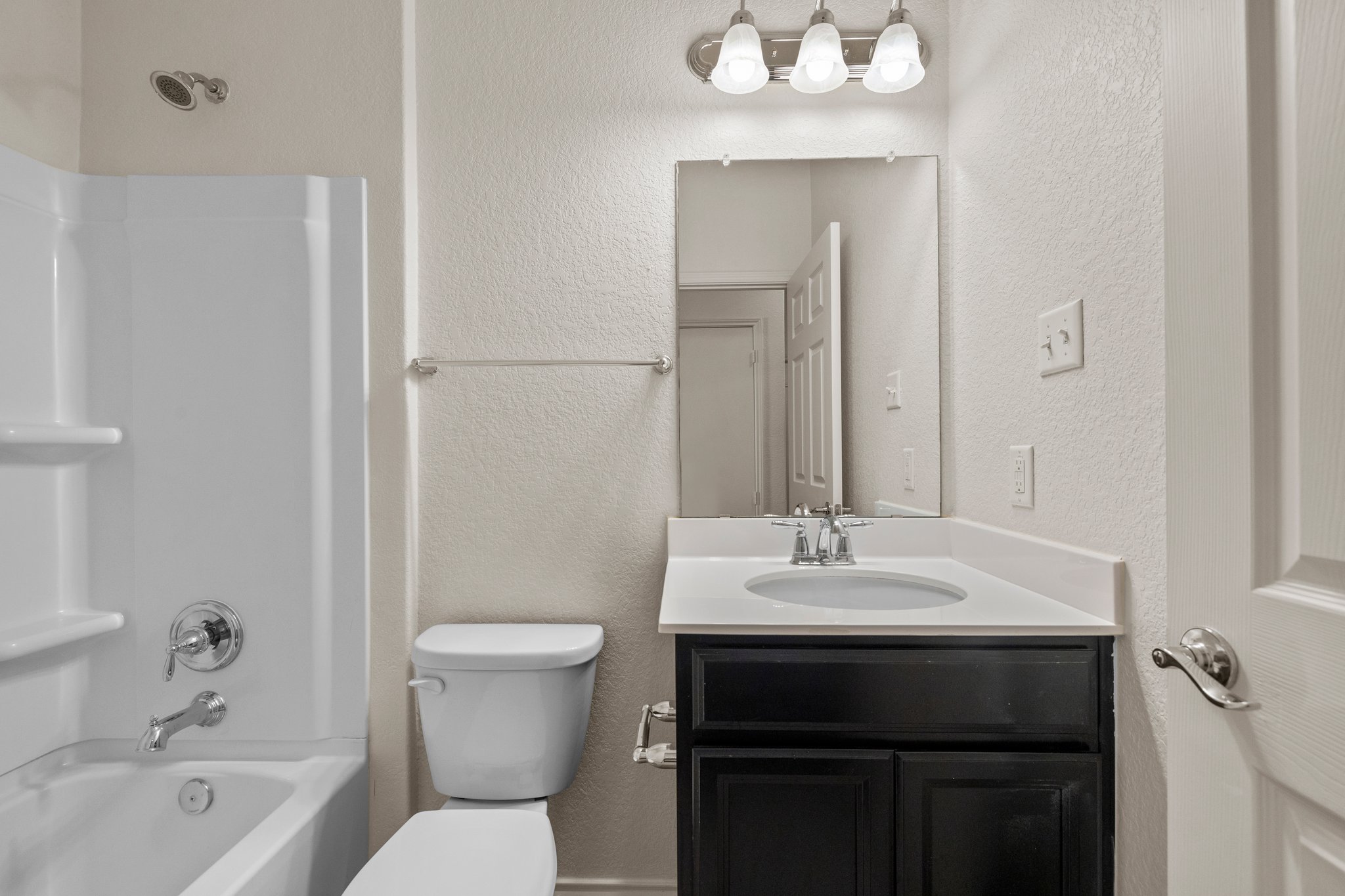537 Bonnet Boulevard Georgetown, TX 78628 - Photo 20 of 25 2nd full bathroom.