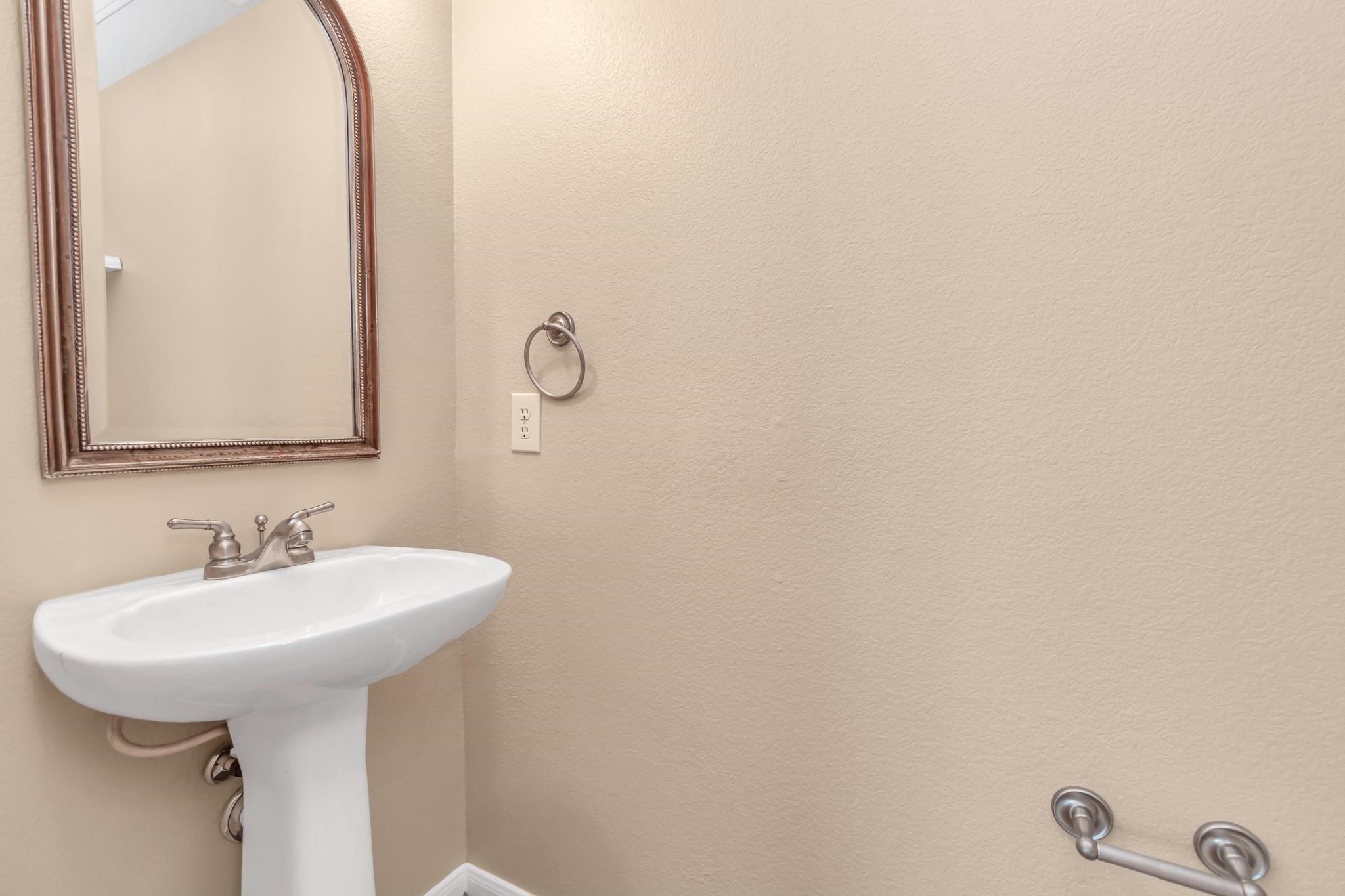 9200 Westheimer Road, Unit 1607 Houston, TX 77063 - Photo 21 of 34 a bathroom with a sink and a mirror