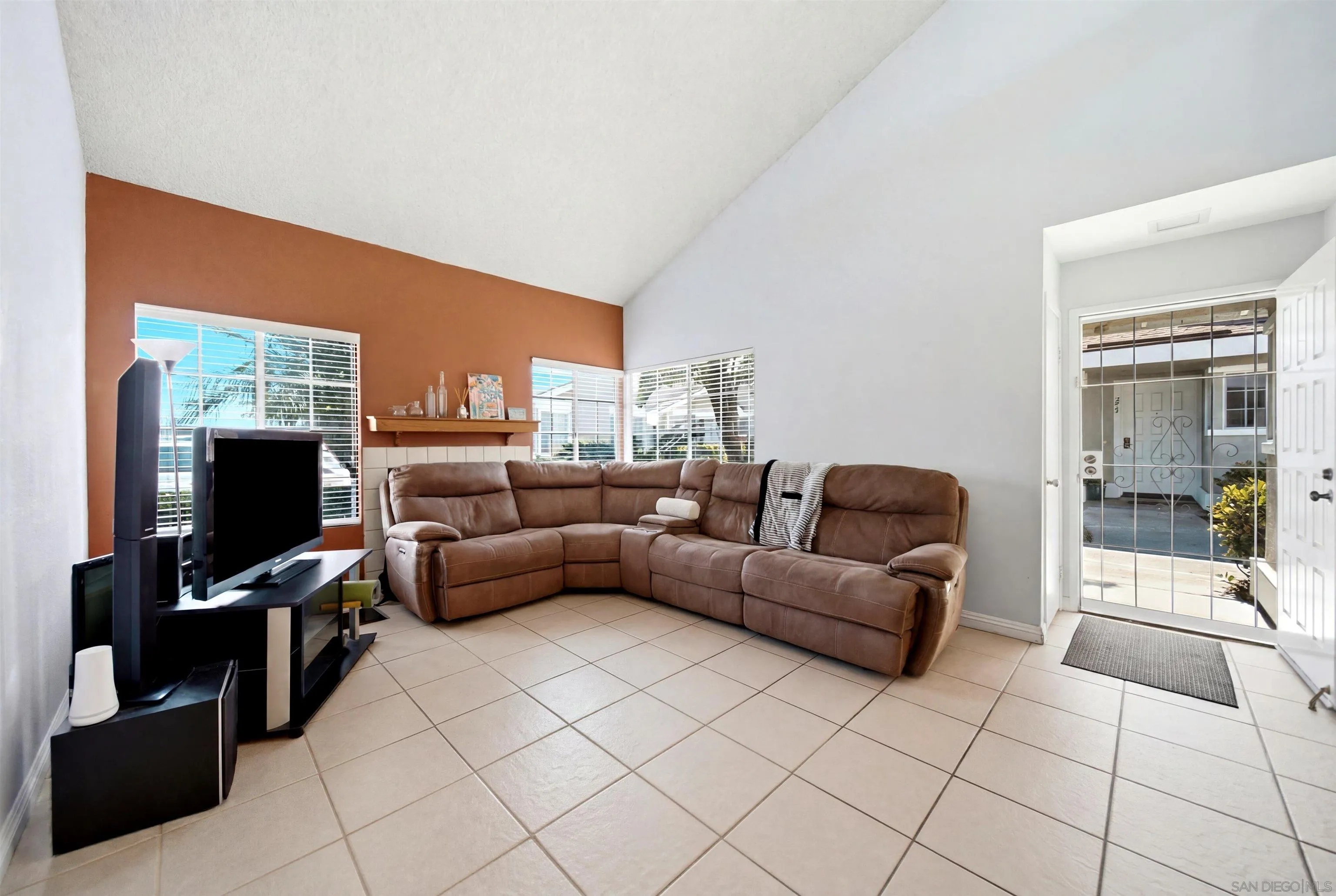 261 Riverview Way Oceanside, CA 92057 - Photo 6 of 30