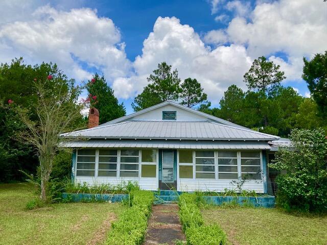 17 Nowling Drive DeFuniak Springs, FL 32433 - Photo 2 of 52 a front view of a house with garden
