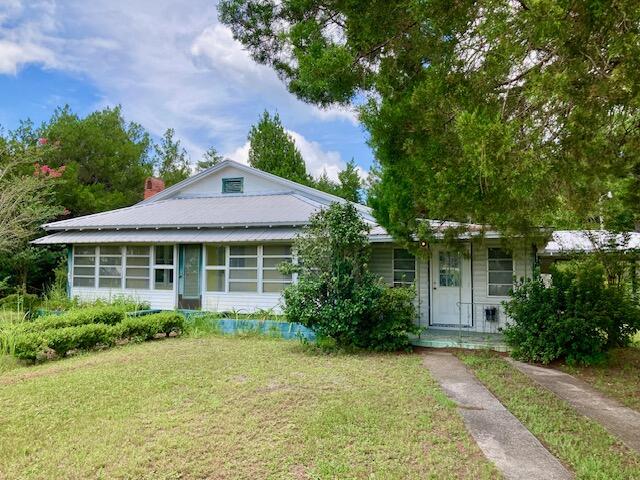 17 Nowling Drive DeFuniak Springs, FL 32433 - Photo 3 of 52 a front view of house with yard and green space
