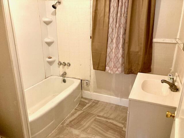 17 Nowling Drive DeFuniak Springs, FL 32433 - Photo 31 of 52 a bathroom with a tub sink and vanity