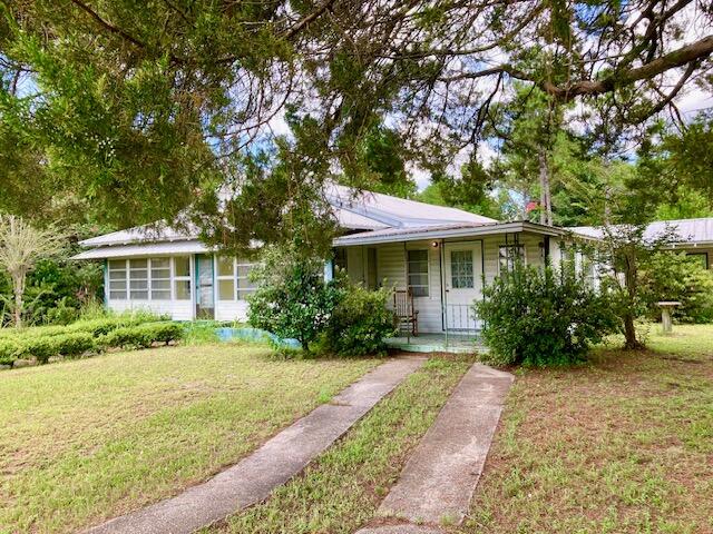 17 Nowling Drive DeFuniak Springs, FL 32433 - Photo 4 of 52 a front view of a house with garden