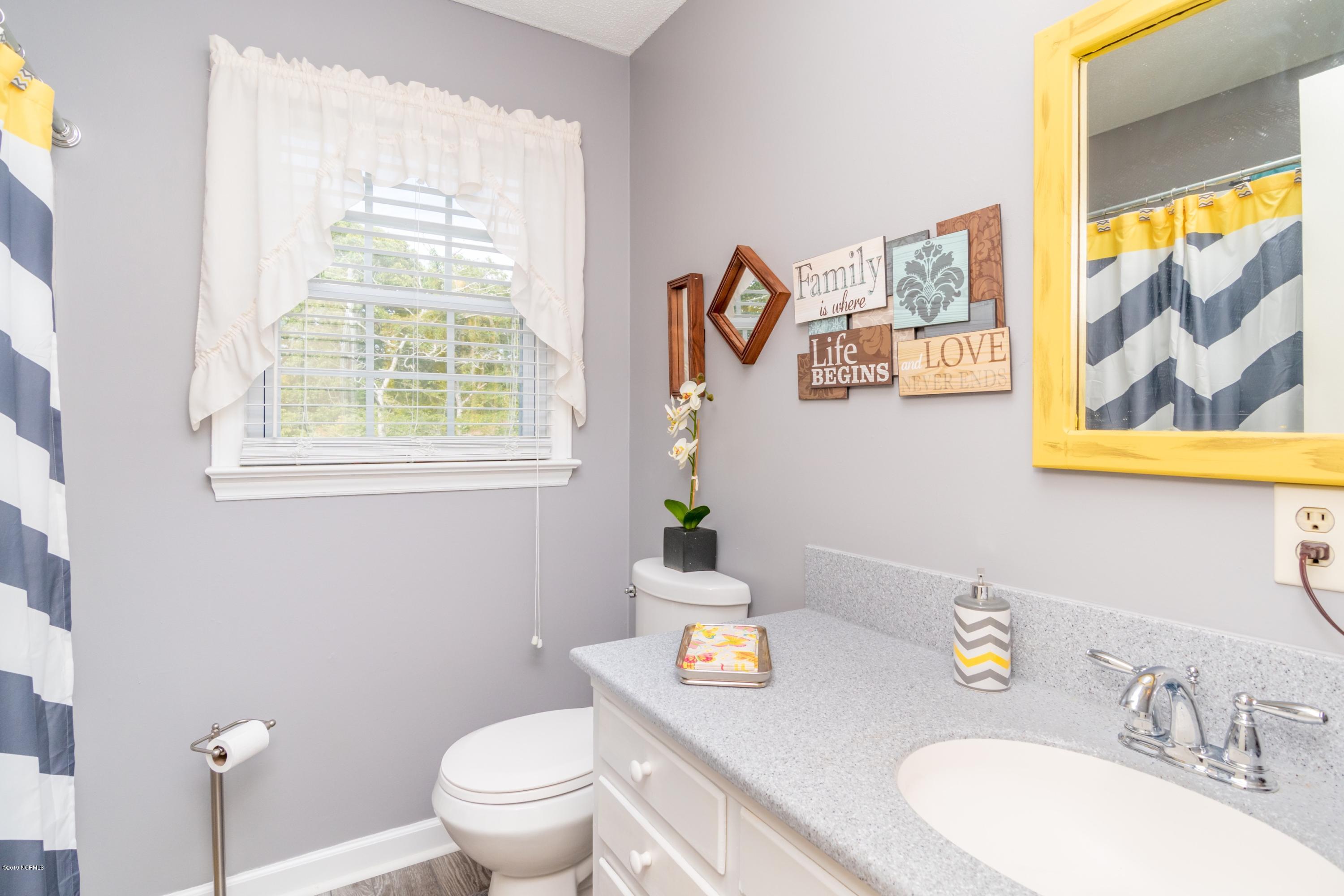 6407 River Road Washington, NC 27889 - Photo 24 of 35 023 upstairs bathroom
