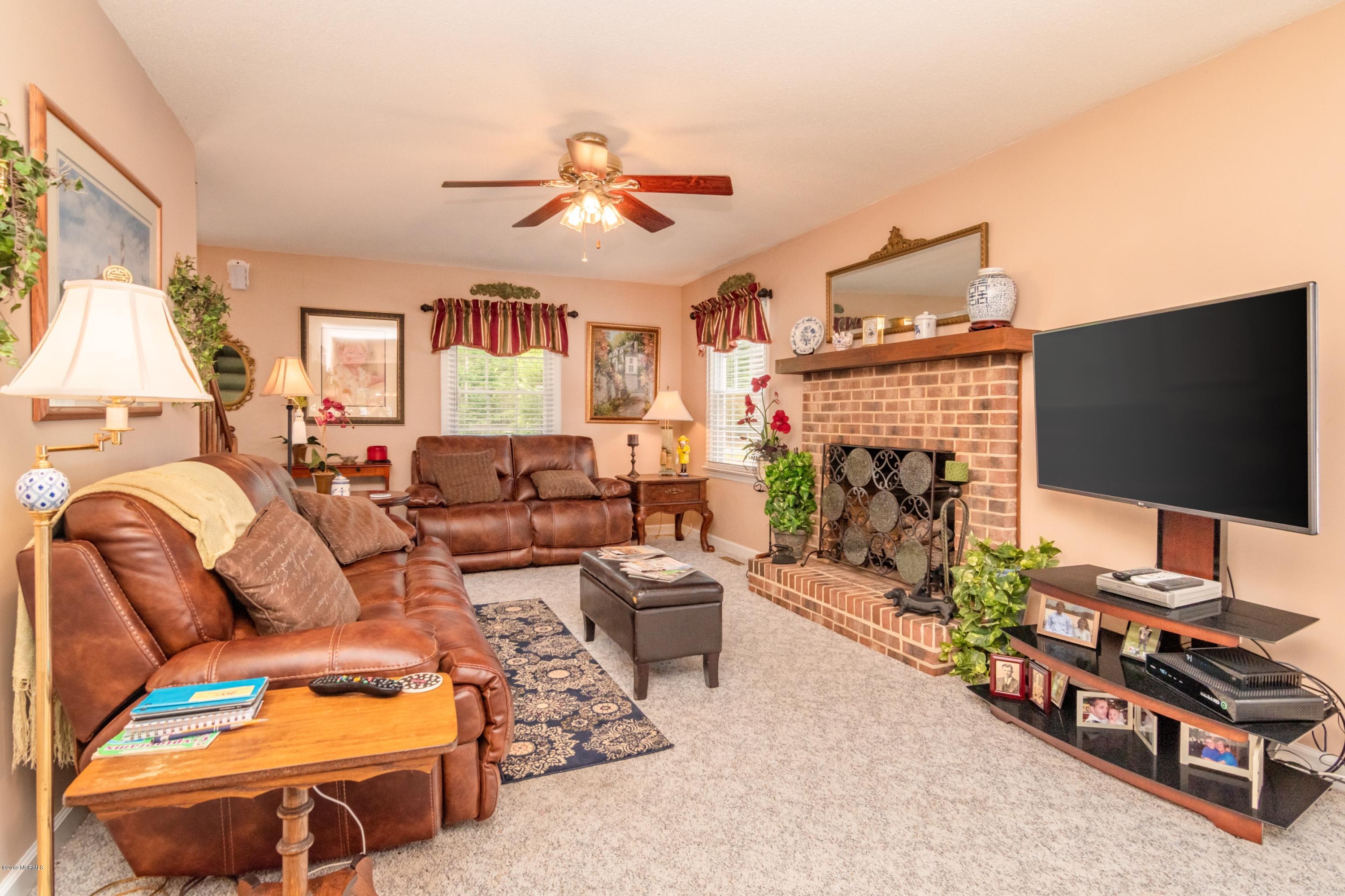 6407 River Road Washington, NC 27889 - Photo 9 of 35 009 living room