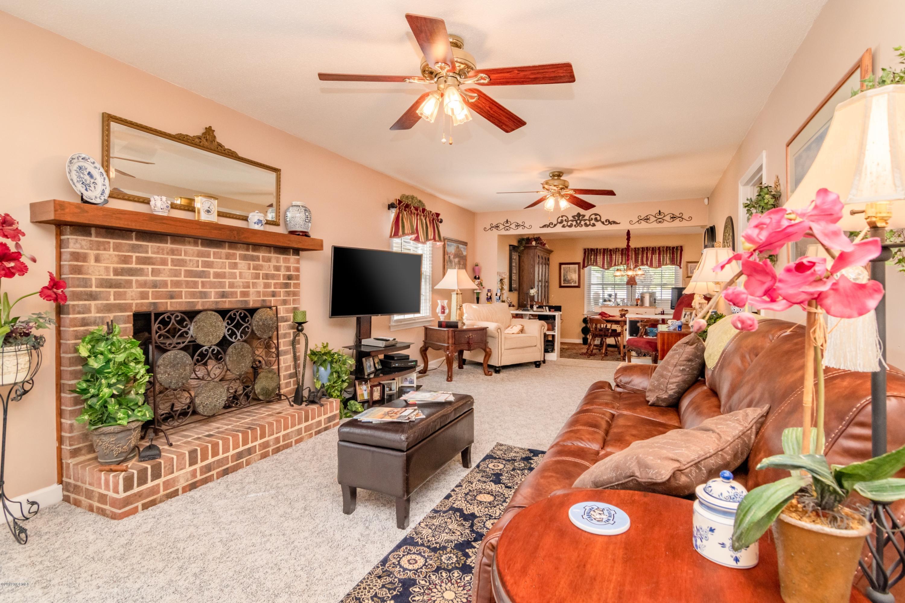 6407 River Road Washington, NC 27889 - Photo 10 of 35 010 living room 2