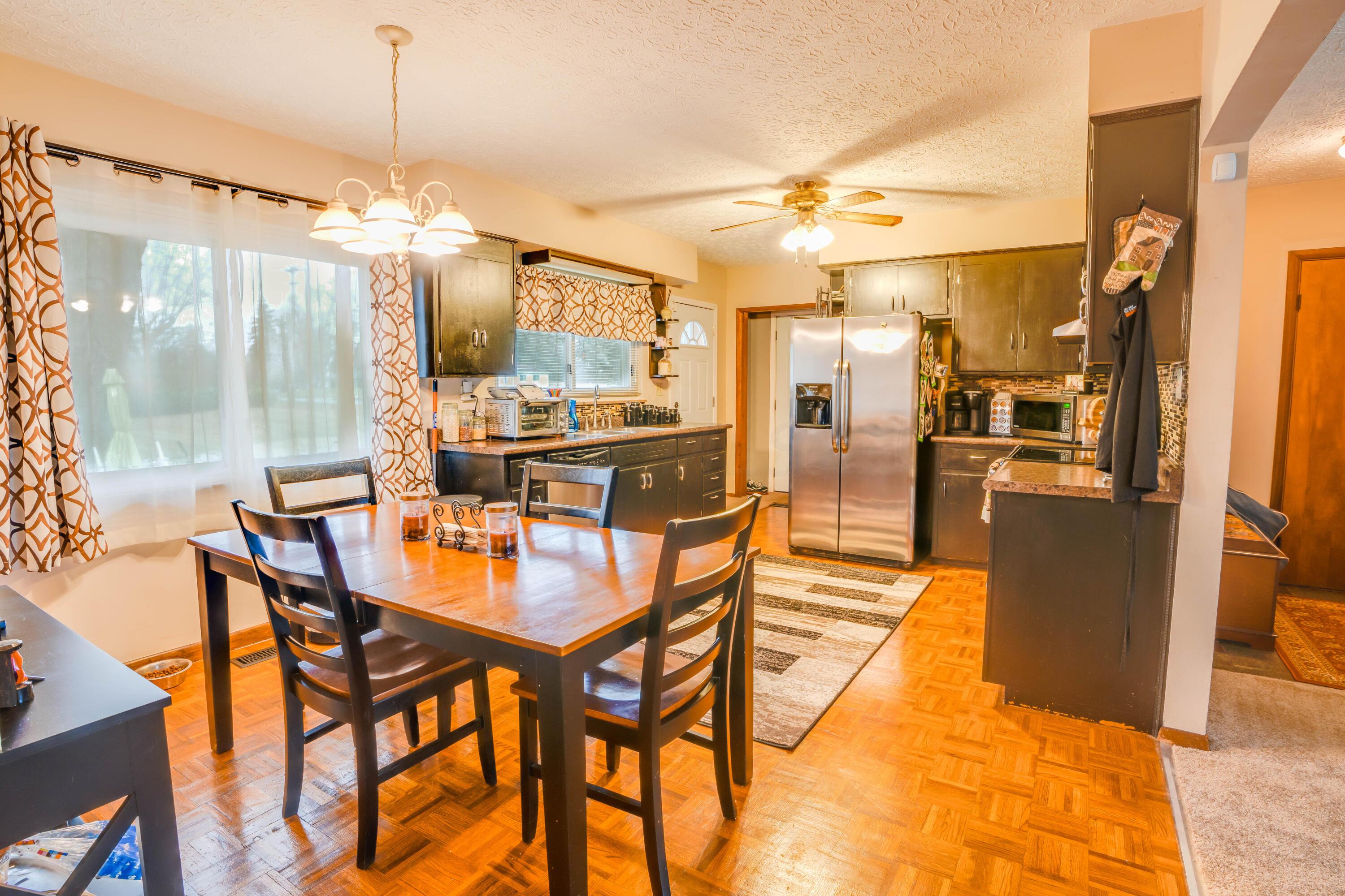 3604 South Hamilton Road Columbus, OH 43232 - Photo 8 of 24 Kitchen and Eating area