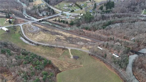 a view of a yard in a yard