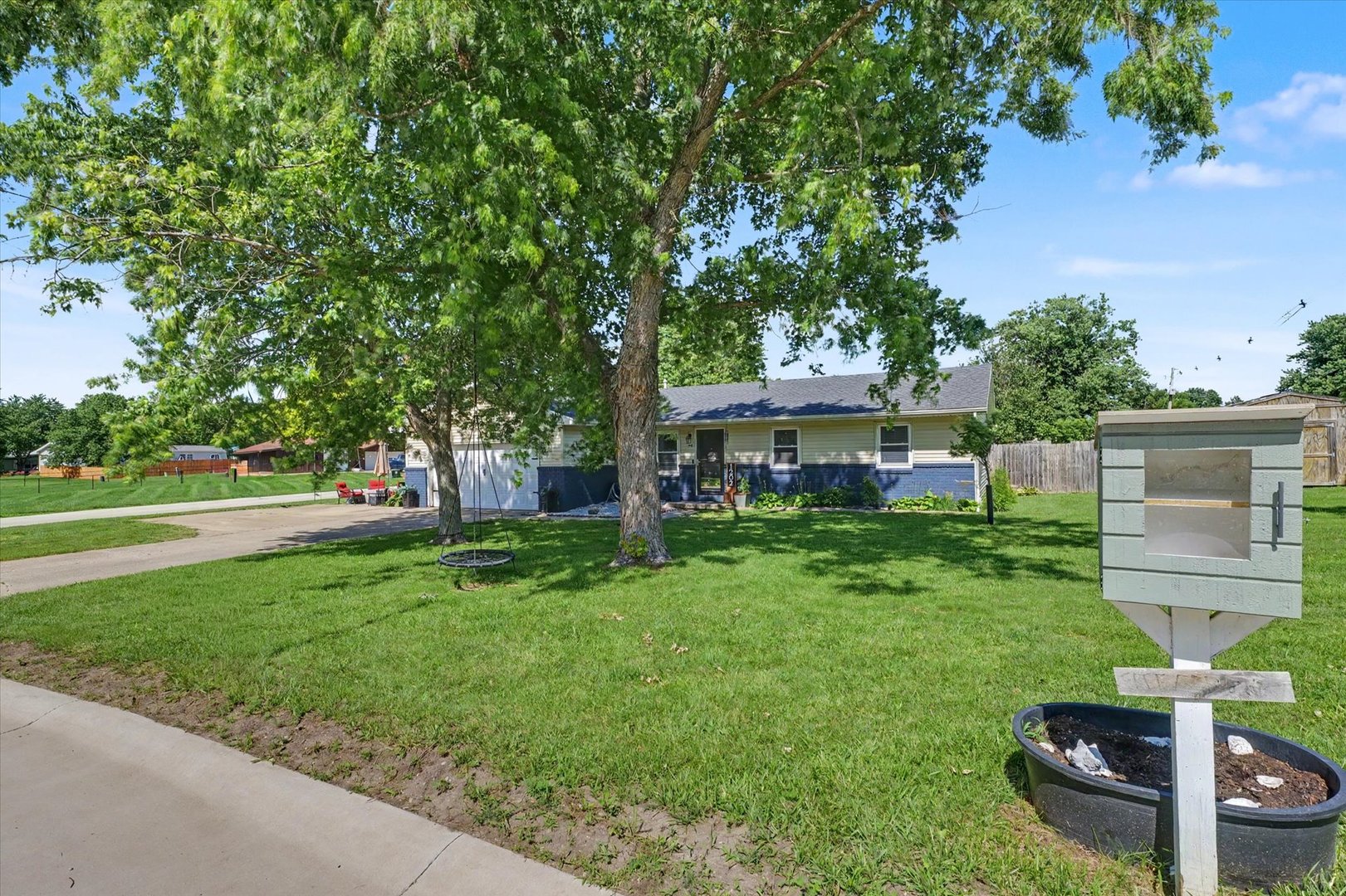 1202 Robin Road Mahomet, IL 61853 - Photo 2 of 36