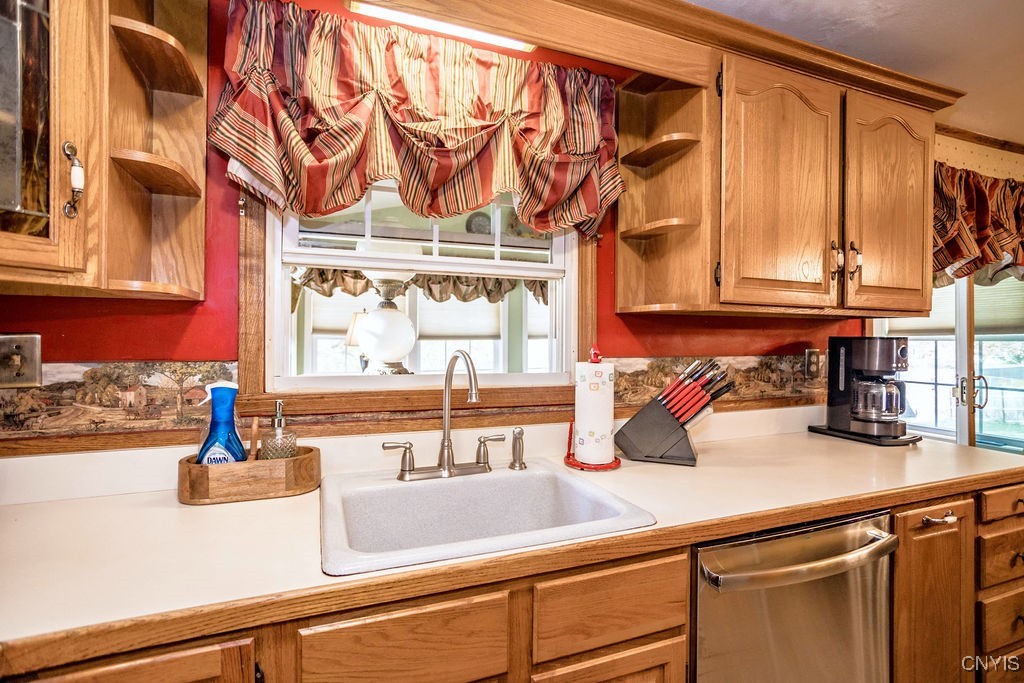 4286 Old Meadow Road Clay, NY 13041 - Photo 13 of 29