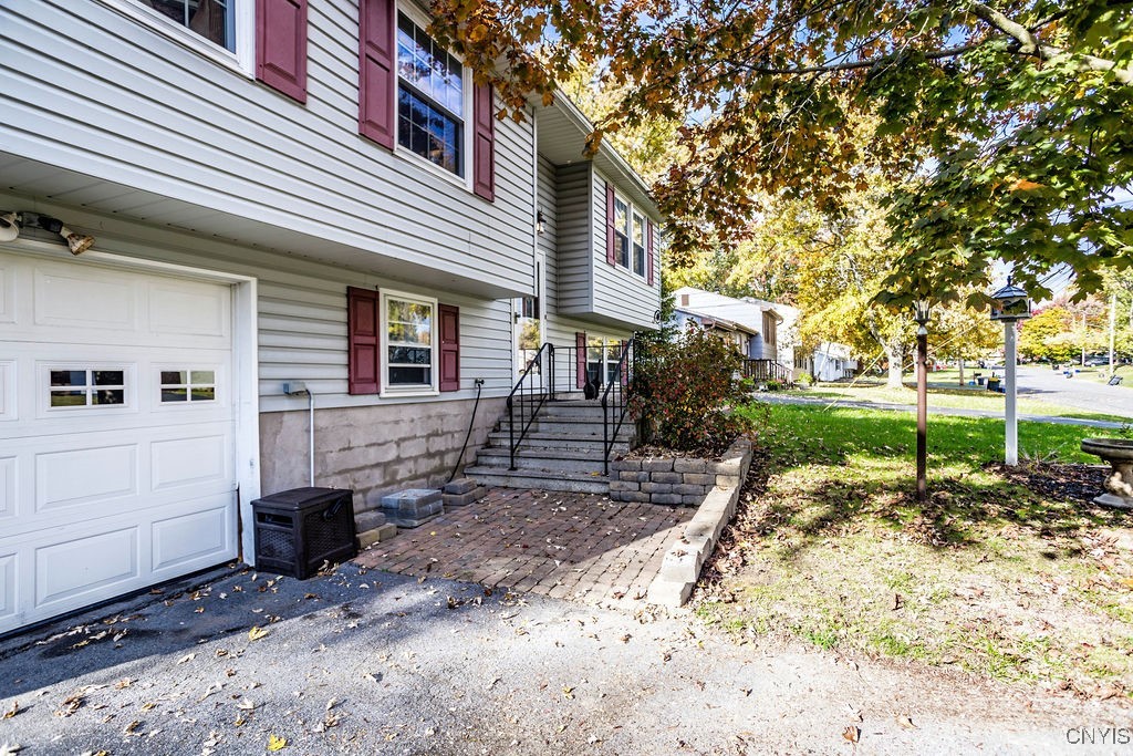 4286 Old Meadow Road Clay, NY 13041 - Photo 3 of 29