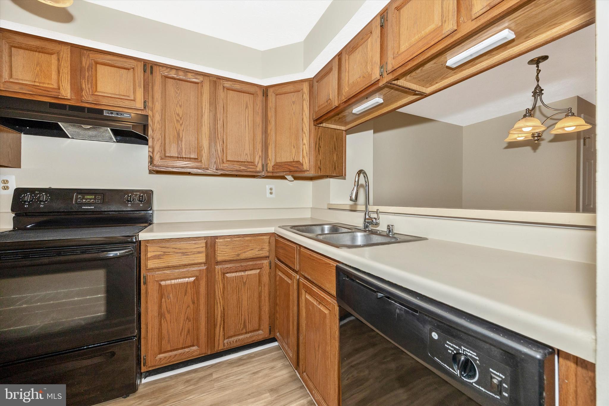 813 Stratford Way, Unit J Frederick, MD 21701 - Photo 9 of 25 Kitchen with pass through to breakfast bar