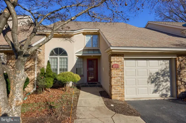 $334,900 | 211 Willow Valley Drive, Lancaster, PA 17602
