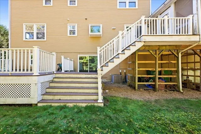 a view of yard with tree