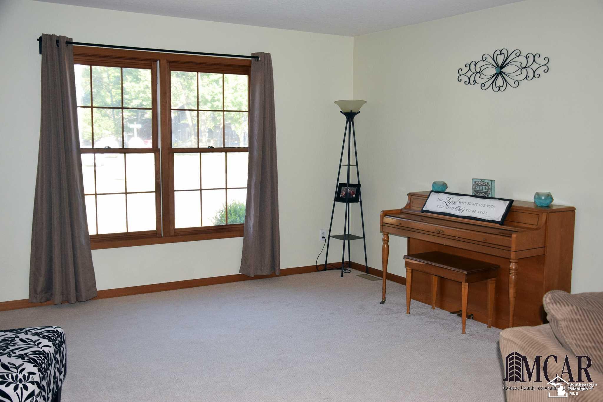 6761 Lockmill Road Temperance, MI 48182 - Photo 3 of 34 Living Room