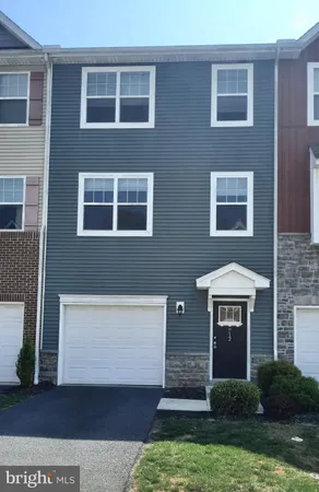 $2,025 | 712 Admiral's Quay Drive, Mechanicsburg, PA 17050
