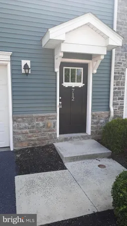 $2,025 | 712 Admiral's Quay Drive, Mechanicsburg, PA 17050