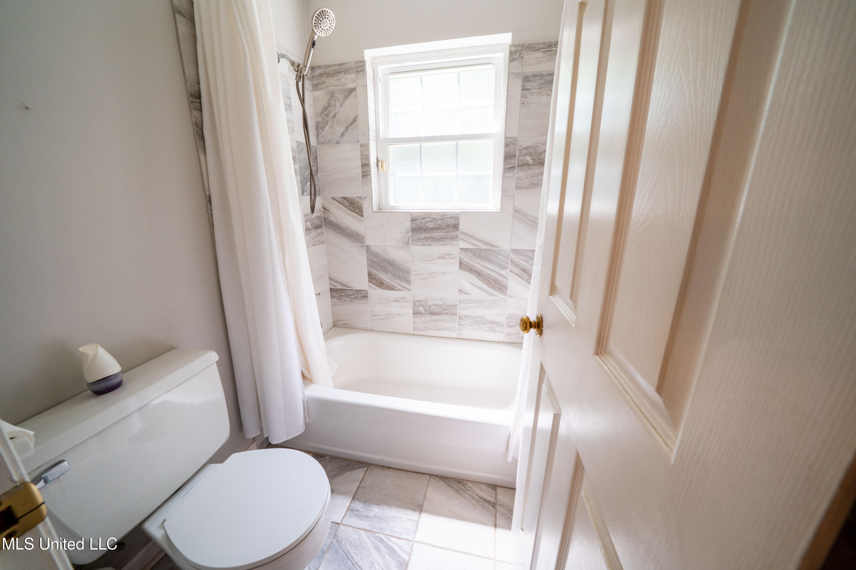 6333 Church Road Walls, MS 38680 - Photo 26 of 44 Renovated full bath downath